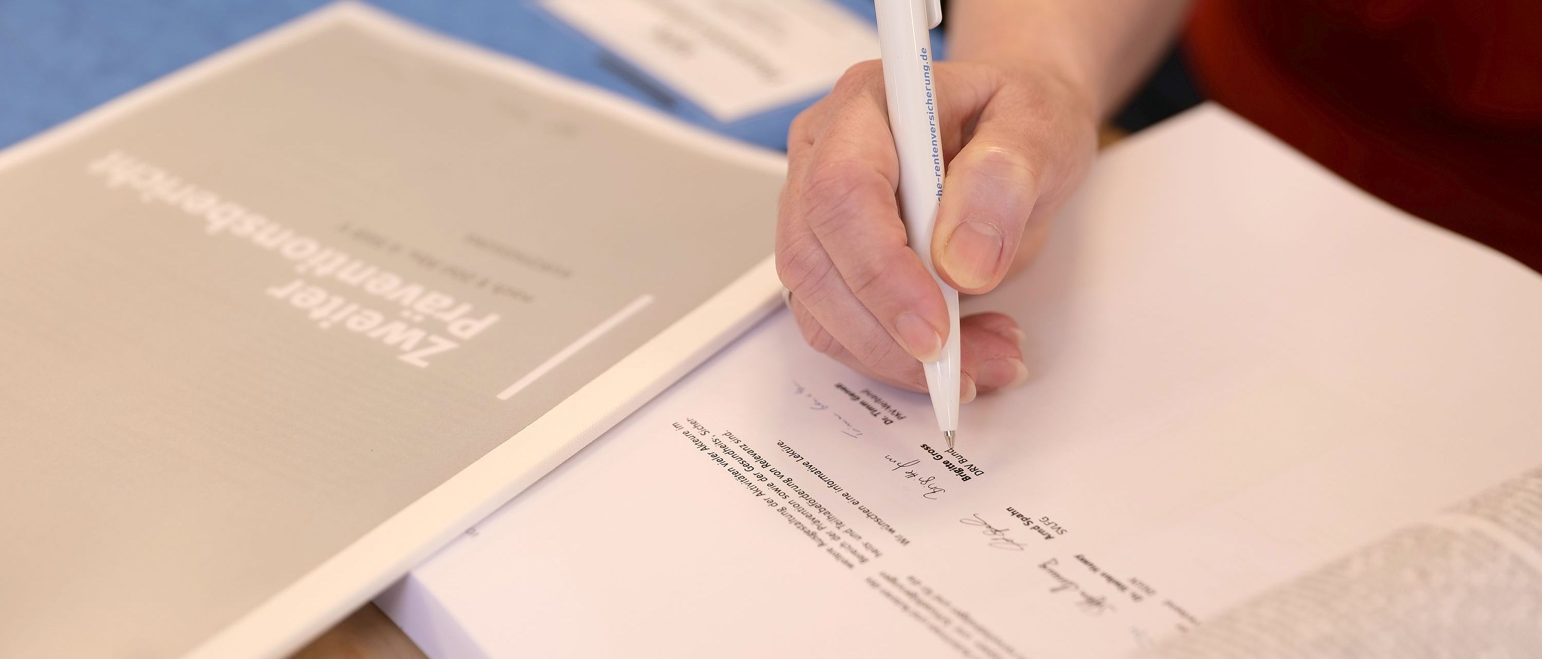 Zweiter Präventionsbericht der Nationalen Präventionskonferenz: Titelansicht und Unterzeichnung des Vorworts Zweiter Präventionsbericht der Nationalen Präventionskonferenz: Titelansicht und Unterzeichnung des Vorworts